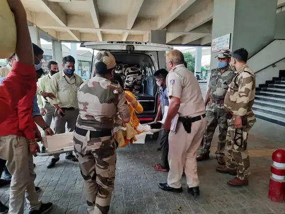 ସିଆଇଏସ୍‌ଫ୍‌ କନ୍‌ଷ୍ଟେବଳଙ୍କ ସହାୟତାରେ ମେଟ୍ରୋ ଷ୍ଟେସନ୍‌ରେ ପିଲା ଜନ୍ମ କଲେ ମହିଳା