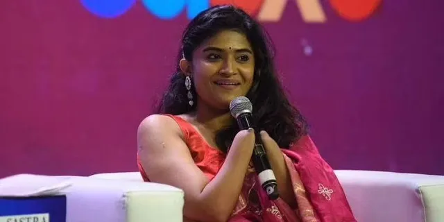 ବିସ୍ଫୋରଣରେ ୨ଟି ହାତ ହରାଇ ବି ଲକ୍ଷ ଲକ୍ଷ ଲୋକଙ୍କ ପାଇଁ ପ୍ରେରଣା ପାଲଟିଗଲେ ମାଳବିକା