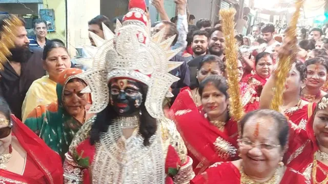 ନିଆରା ପୂଜା; ଜାଣନ୍ତୁ ରାତିରେ ଅବିବାହିତ ଯୁବକଙ୍କୁ କାହିଁକି ବେତରେ ମାରନ୍ତି ମହିଳା