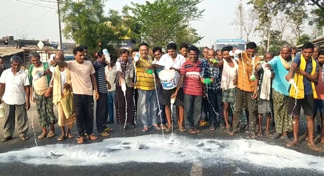 ଦୁଗ୍ଧଚାଷୀ ଅଭାବୀ ବିକ୍ରିର ଶିକାର, ରାସ୍ତାରେ କ୍ଷୀର ଢାଳି ପ୍ରତିବାଦ କଲେ ଚାଷୀ