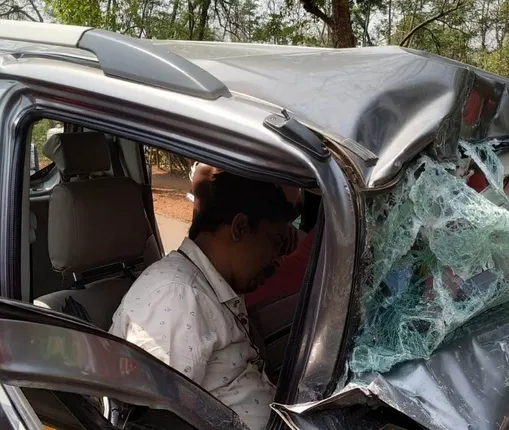 ଛିଡ଼ା ହୋଇଥିବା ଟ୍ରକକୁ ପିଟିଲା କାର୍: ସ୍ତ୍ରୀ ଓ ପ୍ରସୂତୀ ରୋଗ ବିଶେଷଜ୍ଞ ଗୁରୁତର