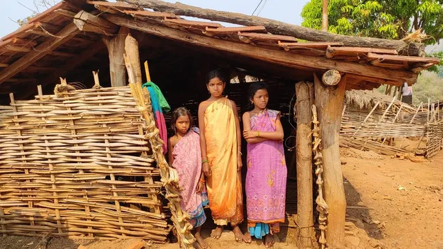 ୩ ଅନାଥ ଭଉଣୀଙ୍କ ଦୁଃଖଦ କାହାଣୀ: ଦୁଇ ମୁଠା ଦାନା ପାଇଁ ଗୁହାଳ ଘରେ ରହୁଛନ୍ତି, ପର ଘରେ କାମ କରୁଛନ୍ତି