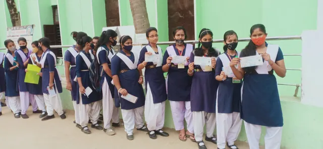 ପ୍ରଥମ ଦିନର ମାଟ୍ରିକ ପରୀକ୍ଷା ଶେଷ: ପରୀକ୍ଷା କେନ୍ଦ୍ରରେ ସ୍ଥିତି ଅନୁଧ୍ୟାନ କଲେ ମନ୍ତ୍ରୀ