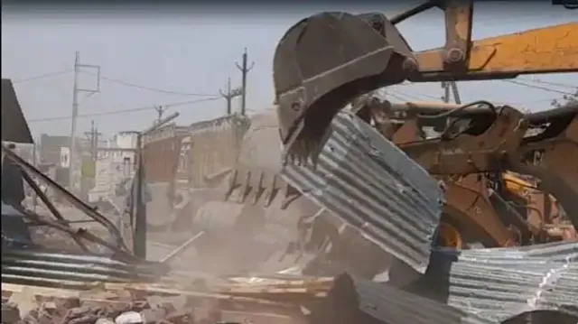 ରାମ ନବମୀ ଶୋଭାଯାତ୍ରାରେ ହିଂସା ଭିଆଇଥିବା ଦଙ୍ଗାକାରୀଙ୍କ ବିରୋଧରେ ଆରମ୍ଭ ହେଲା କାର୍ଯ୍ୟାନୁଷ୍ଠାନ, ବୁଲଡୋଜର ଲଗାଇ ଭଙ୍ଗାଗଲା ଘର