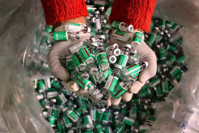 ଅଳିଆ ଗଦାରୁ ମିଳିଲା କୋଭିଡ୍‌ ଟିକାର ଶତାଧିକ ଭାଏଲ; ତଦନ୍ତ ନିର୍ଦ୍ଦେଶ