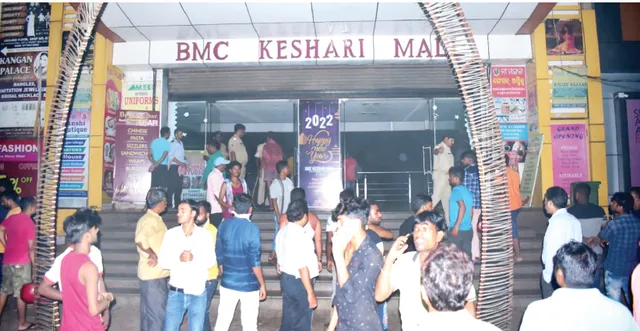 କେଶରୀ ମଲ୍‌ରେ ଅଗ୍ନିକାଣ୍ଡ: ୮ ଦୋକାନ ଛାରଖାର, ୧୦ ଲକ୍ଷ ଟଙ୍କାର ଡ୍ରେସ୍ ଓ ଆସବାବପତ୍ର ପାଉଁଶ