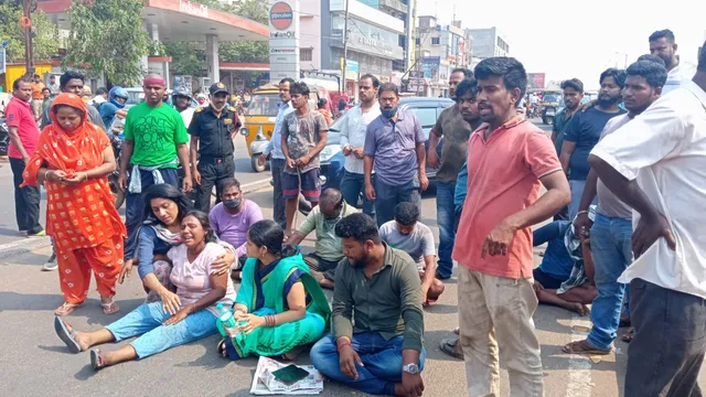 ଝାରପଡ଼ା ଗଣେଶ ମଣ୍ଡପ ହାଟ ଉଚ୍ଛେଦ: ପ୍ରତିବାଦରେ ରାସ୍ତା ଅବରୋଧ, ପୁଲିସ- ବିକ୍ଷୋଭକାରୀ ମୁହାମୁହିଁ