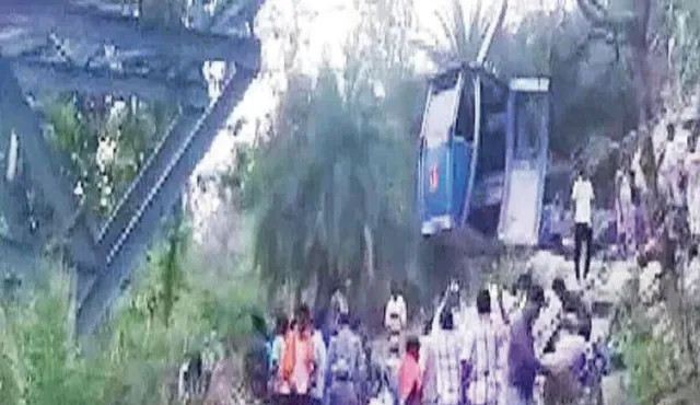 ଦେଓଘର ତ୍ରିକୂଟରେ କେବୁଲ କାର ଦୁର୍ଘଟଣା: ୩ ମୃତ, ୧୩ ଅଟକି ରହିଛନ୍ତି, ଉଦ୍ଧାର କାର୍ଯ୍ୟ ଜାରି