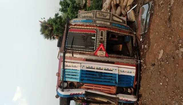 ଗୋରୁ ବେପାରୀଙ୍କ ଉପରେ ଚଢ଼ିଗଲା ଟ୍ରକ୍‌: ୪ ଜଣଙ୍କୁ ଘୋଷାଡ଼ି ନେଲା, ୩ ମୃତ