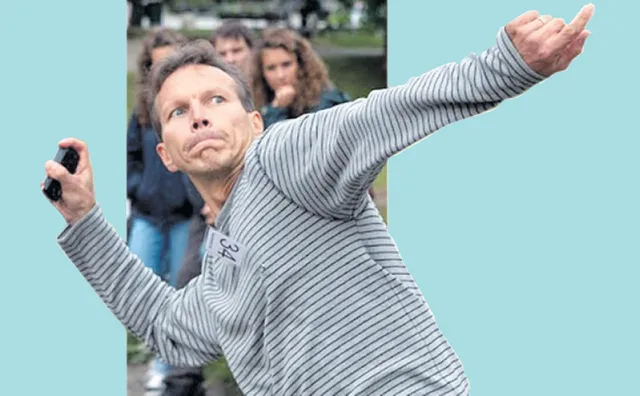 ଫୋନ୍‌ପିଙ୍ଗା ପ୍ରତିଯୋଗିତା: ଅଧିକ ଦୂରକୁ ଫିଙ୍ଗି ପାରୁଥିବା ପ୍ରତିଯୋଗୀ ହେଉଛନ୍ତି ବିଜେତା