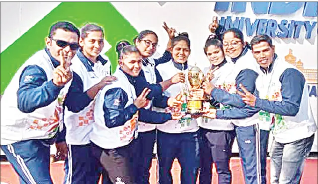 କିଟ୍‌ ମହିଳା ଭାରୋତ୍ତୋଳନ ଦଳକୁ ଚାମ୍ପିଅନ୍‌ସ ଟ୍ରଫି