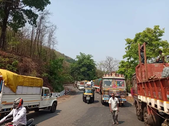 ଜୟପୁର-କୋରାପୁଟ ଘାଟିରେ ଟ୍ରକରୁ ଖସିଲା କାଠଗଣ୍ଡି