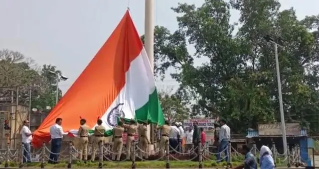 ମୁଖ୍ୟ ଟ୍ରାଫିକ ଛକରେ ୧୧୦ ଫୁଟ୍‌ ଉପରେ ଲାଗିଲା ନୂଆ ତ୍ରିରଙ୍ଗା