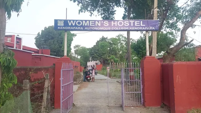 କଲେଜ୍‌ ହଷ୍ଟେଲରେ ପଶି ଛାତ୍ରୀଙ୍କୁ ଅସଦାଚରଣ: ପେଷାକ କାଟିଲେ; ଟଙ୍କା, ମୋବାଇଲ୍‌ ନେଇଗଲେ