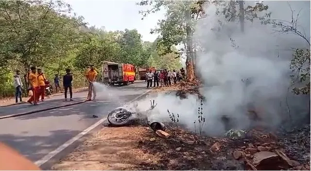 ରାସ୍ତାରେ ଜଳିଗଲା ବାଇକ, ଅଳ୍ପକେ ବର୍ତ୍ତିଲେ ବାଇକ୍‌ ଆରେହୀ