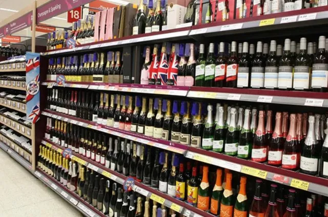 ରାୟଗଡ଼ାର ଗଳିକନ୍ଦିରେ ମଦ ଦୋକାନ! ରାସ୍ତାରେ ଚାଲିବା ବେଳେ ଲୋକେ ଅସୁରକ୍ଷିତ