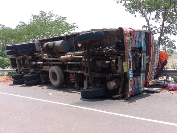 ମହୁଲି ଘାଟିରେ କ୍ରସର୍ ମେସିନ ବୋଝେଇ ଟ୍ରକ ଦୁର୍ଘଟଣାଗ୍ରସ୍ତ, ଡ୍ରାଇଭର ଆହତ