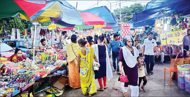 ନାଁ କୁ ଫୁଟ୍‌ପାଥ୍‌: ପସରା ମେଲିଛି, ବାଇକ୍‌ ପାର୍କିଂ ହେଉଛି