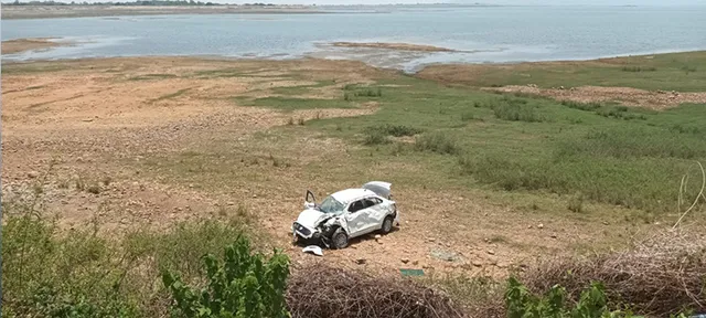 ହୀରକୁଦ ଡ୍ୟାମ୍‌ ଭିତରକୁ ପଶିଗଲା କାର୍‌