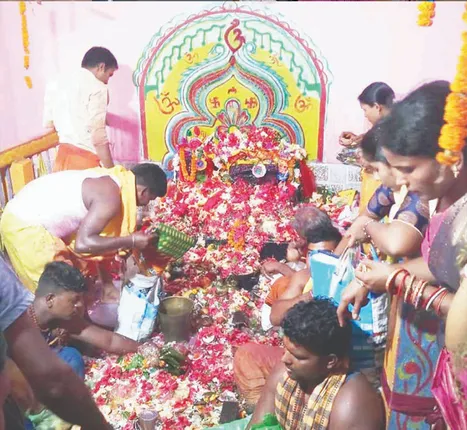 ମା’ ସାବିତ୍ରୀଙ୍କ ପୀଠରେ ଶ୍ରଦ୍ଧାଳୁଙ୍କ ଭିଡ଼