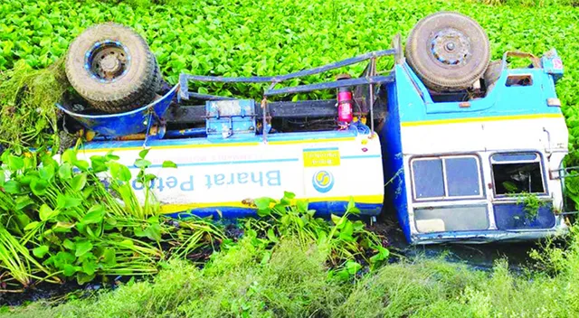 ଭାରସାମ୍ୟ ହରାଇ ଓଲଟିଲା ପେଟ୍ରୋଲ୍‌ ଟ୍ୟାଙ୍କର