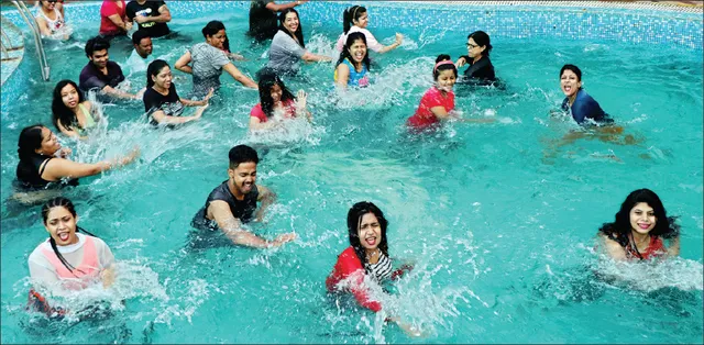 ସ୍ବିମିଂପୁଲ୍‌ରେ ନାଚିଲେ ଯୁବପିଢ଼ି