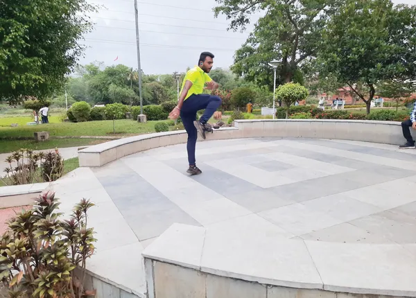 ‌ଷ୍ଟ୍ରିଟ୍‌ ଡ୍ୟାନ୍ସର ସୌମ୍ୟ, ପାର୍କରେ ଲୋକଙ୍କ ମନୋରଂଜନ ସହିତ ଦୂର କରୁଛନ୍ତି ମାନସିକ ଚାପ