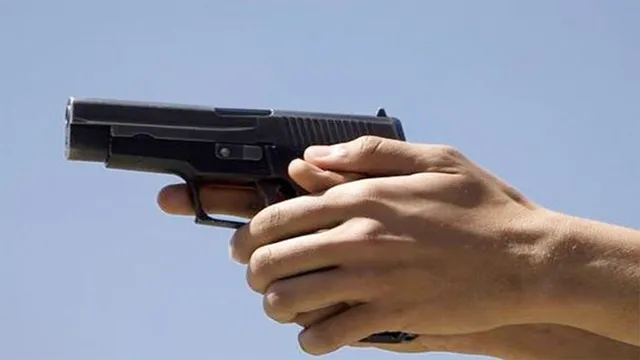 ପ୍ରେମିକାଙ୍କ ସହ ଧରା ପଡ଼ିଯିବା ପରେ ବନ୍ଧୁକ ଦେଖାଇଲେ