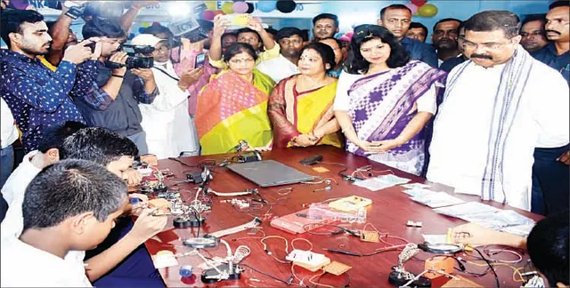 ଅଟଳ ଟିଙ୍କରିଂ ଲ୍ୟାବ୍ ଉଦ୍‌ଘାଟନ କଲେ କେନ୍ଦ୍ର ଶିକ୍ଷାମନ୍ତ୍ରୀ: ଛାତ୍ରଛାତ୍ରୀଙ୍କ ବୈଜ୍ଞାନିକ ମନୋବୃତ୍ତି ବଢ଼ିବ