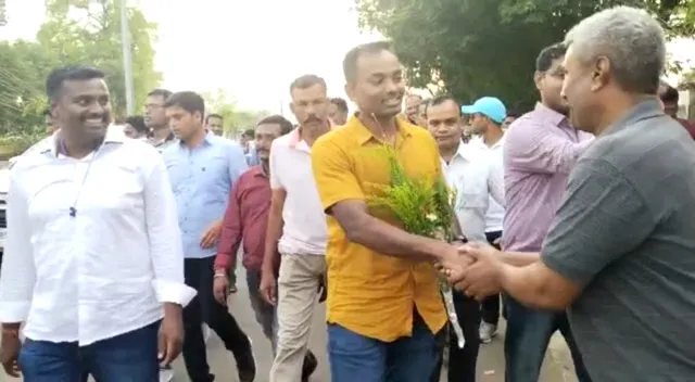 କଳାହାଣ୍ଡି ଏସ୍‌ପିଙ୍କୁ ଅଭିନବ ବିଦାୟକାଳୀନ ସମ୍ବର୍ଦ୍ଧନା, କାନ୍ଧରେ ବସାଇ ବୁଲାଇଲେ