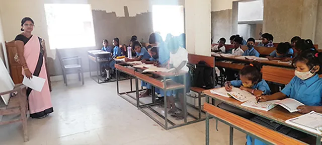 ବାରଣ୍ଡାରେ ଚାଲିଛି ପାଠପଢ଼ା, ୧୦ ଶ୍ରେଣୀକୁ ୫ କୋଠରି