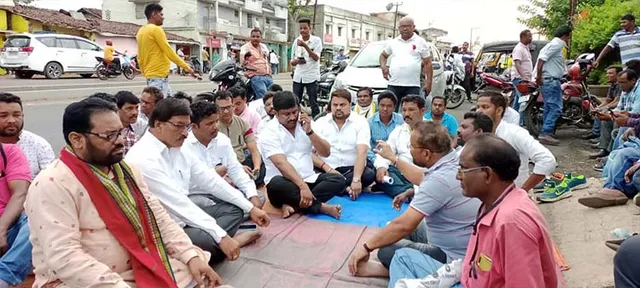 ସାମ୍ବାଦିକଙ୍କୁ ଆକ୍ରମଣ ଘଟଣା: ଥାନା ଆଗରେ ଧାରଣା, ସାମିଲ ହେଲେ ବିଧାୟକ,୮ ଗିରଫ