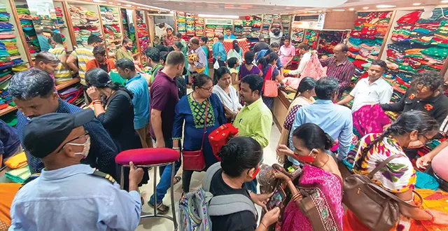 ସାବିତ୍ରୀ ବଜାରରେ ଭିଡ଼, ବ୍ୟବସାୟୀଙ୍କୁ ଫୁରୁସତ ନାହିଁ