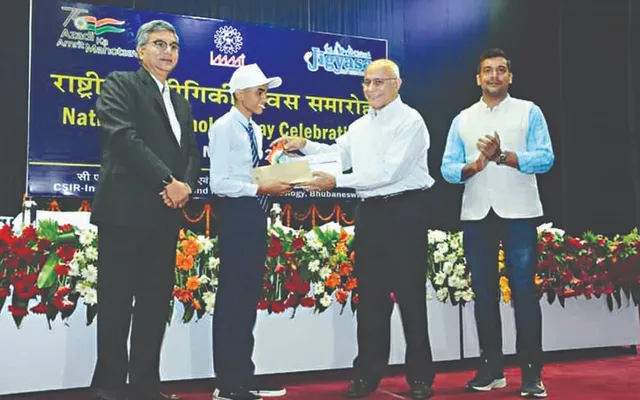 ଚାନ୍ଦିମାଳ ନବୋଦୟ ବିଦ୍ୟାଳୟ ଛାତ୍ର ଶୁଭମଙ୍କ ସଫଳତା: କ୍ଷୁଦ୍ରତମ ଭାକ୍ୟୁମ୍ କ୍ଲିନର୍ ପାଇଁ ପାଇଲେ ରାଜ୍ୟସ୍ତରୀୟ ପୁରସ୍କାର