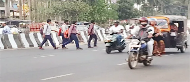 ଚାତକ ଭଳି ଅନେଇଛନ୍ତି: ଘୁଞ୍ଚି ଘୁଞ୍ଚି ଯାଉଛି ଫୁଟ୍‌ଓଭର ବ୍ରିଜ୍‌ ପଦ୍ମ