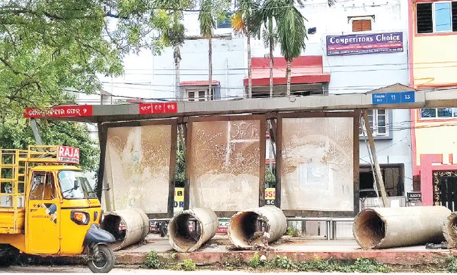 ଅସଜଡ଼ା ‘ମୋ ବସ୍‌’ ଷ୍ଟପ୍‌: ସଂଜ ବୁଡ଼ୁବୁଡ଼ୁ ଅସାମାଜିକଙ୍କ ଆଡ଼ା