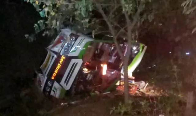 ଭାରସାମ୍ୟ ହରାଇ ଓଲଟିଲା ବସ୍‌: ୧୫ ଯାତ୍ରୀ ଆହତ