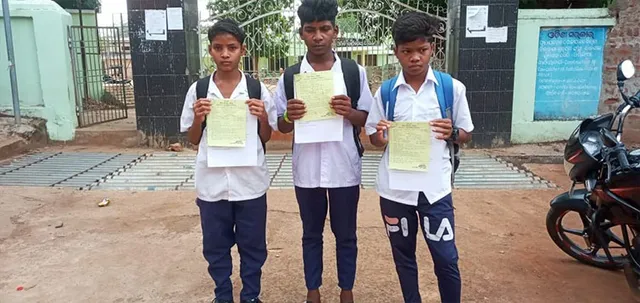 ଟିସି ଦେଇ ବିଦାକଲେ, ପୁଣି ନାଁ ଲେଖାଇଲେ, ହଟହଟା ହେଲେ ପ୍ରଧାନଶିକ୍ଷୟିତ୍ରୀ