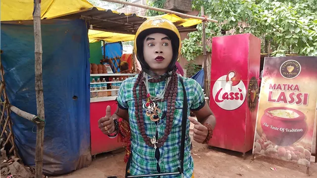 ‘ପିକେ’ ବେଶରେ ସଚେତନତା ସୃଷ୍ଟି, ମାର୍କେଟରେ ବୁଲୁଛନ୍ତି, ହେଲ୍‌ମେଟ୍‌ ପିନ୍ଧିବା ବାର୍ତ୍ତା ବାଣ୍ଟୁଛନ୍ତି