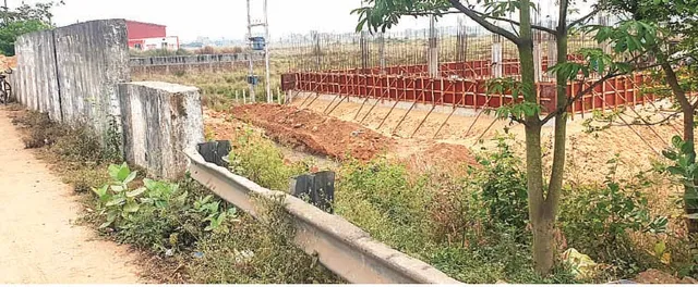 ପାଣି ବାଟରେ ବେଆଇନ ନିର୍ମାଣ, ବାଟ ବନ୍ଦ କରିବାକୁ ଠିକା‌ଦାରଙ୍କୁ ଅନୁମତି ଦେଲା କିଏ ?