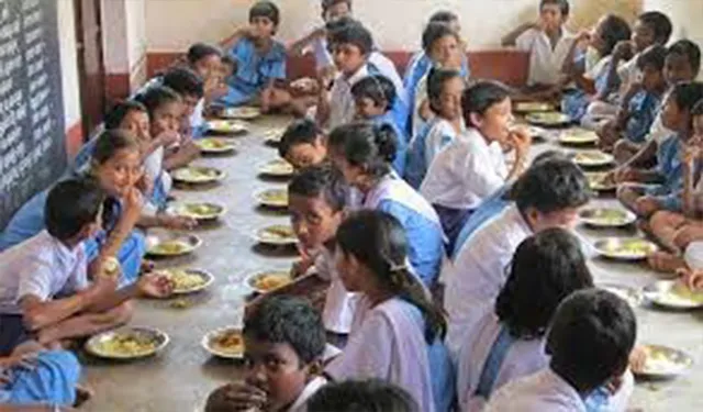 ମଧ୍ୟାହ୍ନ ଭୋଜନ ବାଣ୍ଟିବାକୁ ଏସ୍‌ଏଚ୍‌ଜି ଅମଙ୍ଗ, ଆଗୁଆ ଟଙ୍କା ପୈଠ କରିବାକୁ ନାପସନ୍ଦ