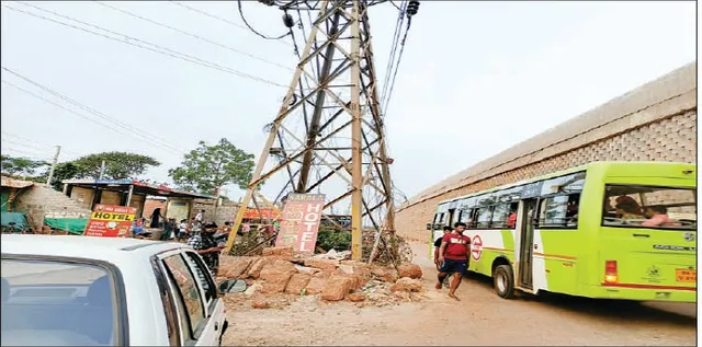 ରାସ୍ତା ମଝିରେ ବିଜୁଳି ଖୁଣ୍ଟ, ହନ୍ତସନ୍ତ ଜନତା