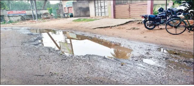 ଶୋଚନୀୟ ଅବସ୍ଥାରେ ୟୁନିଟ୍-୩ ଅଞ୍ଚଳ ରାସ୍ତା: ଖାଲଖମା ଯେତିକି, ଆବର୍ଜନା ସେତିକି