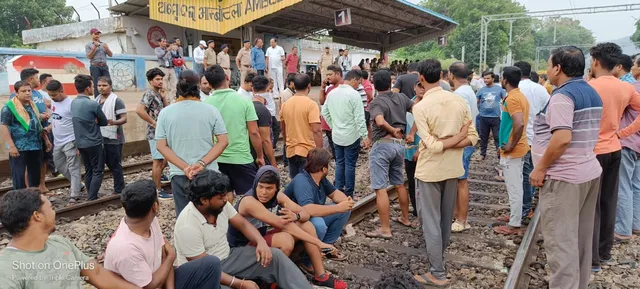 ଛଅଟି ଦ୍ରୁତଗାମୀ ଟ୍ରେନ ରହଣି ଦାବି: ଅମ୍ବାଦଳାରେ ରେଳରୋକ