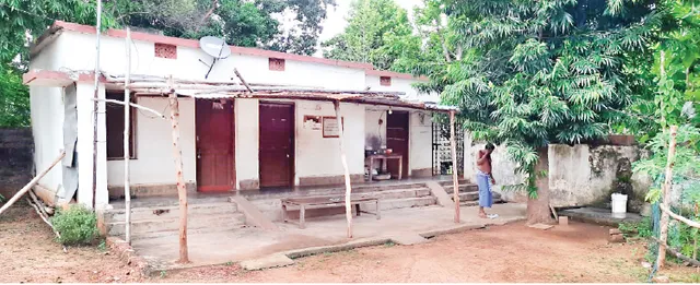 ଝାଟିତାଟି ବାଡ଼ ଭିତରେ ଓଇସି ଫାଣ୍ଡି