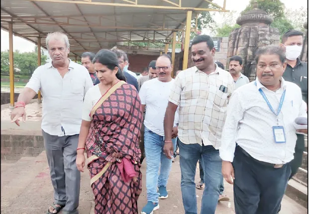 ଦୟାରୁ ବିନ୍ଦୁସାଗରକୁ ଆସିଲା ପାଣି: ବୁଲି ଦେଖୁଛନ୍ତି ମନ୍ତ୍ରୀ, ମେୟର