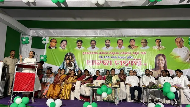 ବିଶାଳ ମହିଳା ସମାବେଶ ଜରିଆରେ ମହିଳା ଭୋଟରଙ୍କୁ ଆକର୍ଷିତ କରୁଛନ୍ତି ଦୀପାଳି