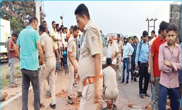 ବେଆଇନ ମାଙ୍କଡ଼ା ପଥର ବୋଝେଇ ଟ୍ରକ ଜବତ ବେଳେ ଦୁର୍ଘଟଣା: ଉତ୍ତ୍ୟକ୍ତ ଲୋକଙ୍କ ରାଜପଥ ଅବରୋଧ