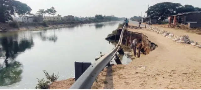 କେନ୍ଦ୍ରାପଡ଼ା କେନାଲ୍‌ ସଂଯୋଗ ସେତୁ ସ୍ଥଳ ଅସୁରକ୍ଷିତ: ମାର୍ଚ୍ଚରେ ଧସିଥିଲା, ଶୁକ୍ରବାର ପୁଣି ଧସିଲା