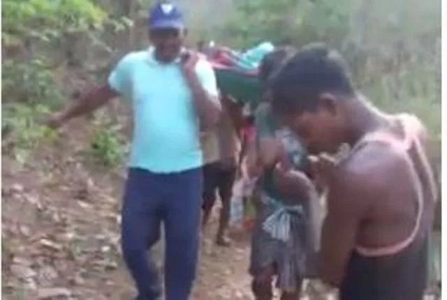 ରାସ୍ତା ନଥିବାରୁ ପହଞ୍ଚି ପାରିଲାନି ଆମ୍ବୁଲାନ୍‌ସ, ଖଟିଆ ପରେ ଅଟୋରେ ମେଡିକାଲ୍‌ ଗଲେ ଗର୍ଭବତୀ